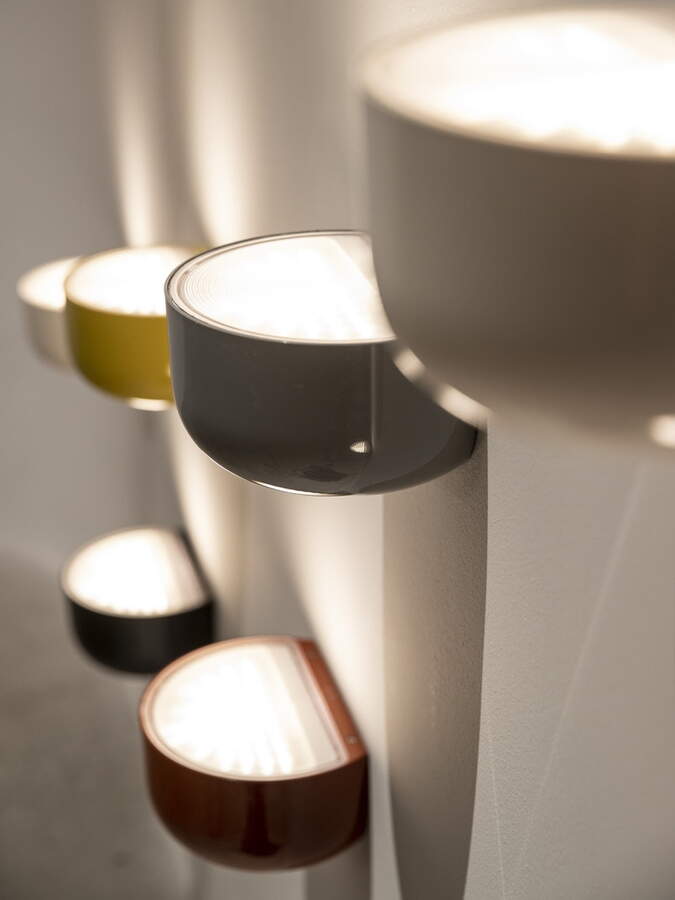Flos Bellhop Wall Up - sferna zidna lampa
